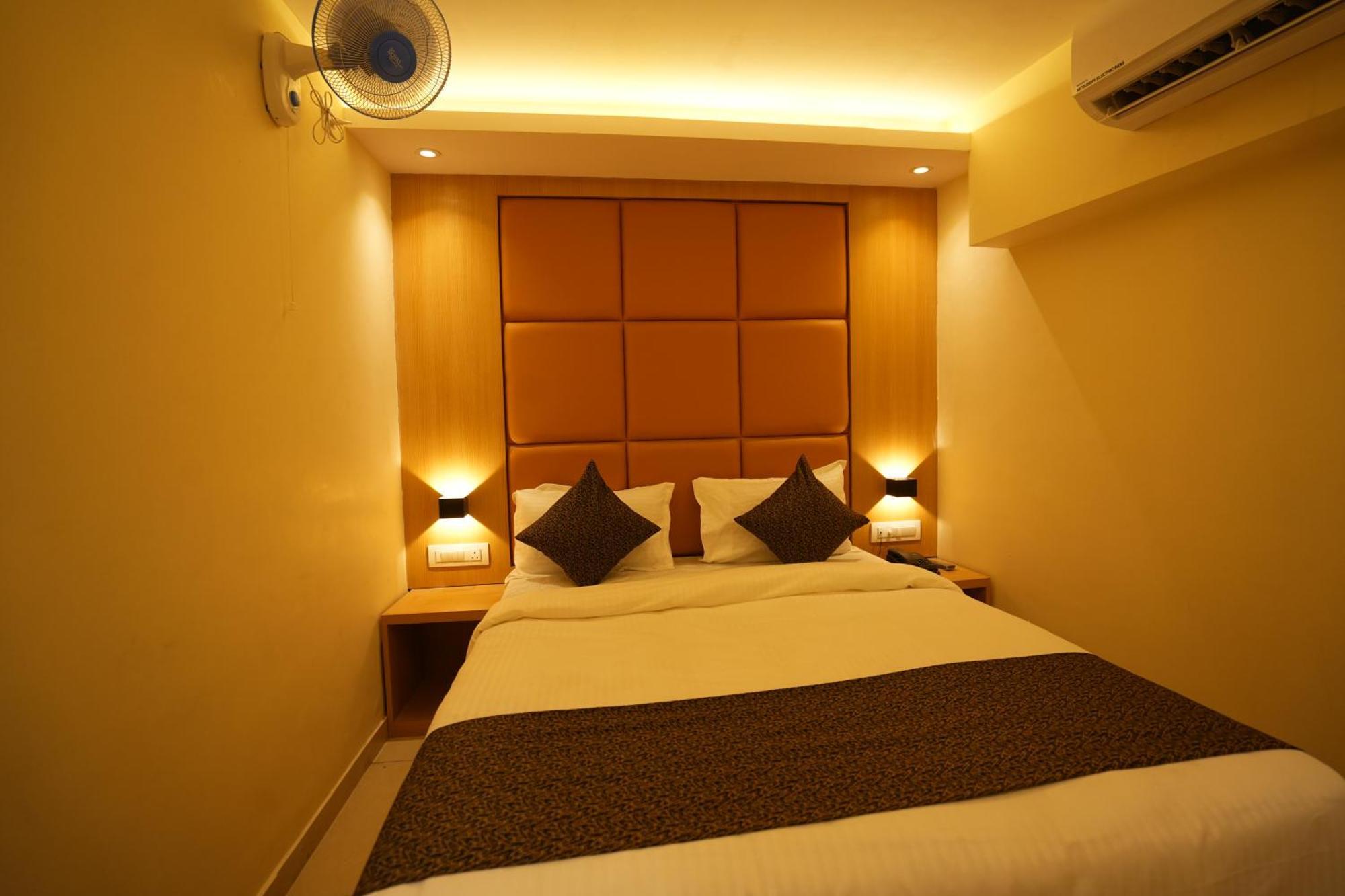 Hotel Boston 뭄바이 외부 사진